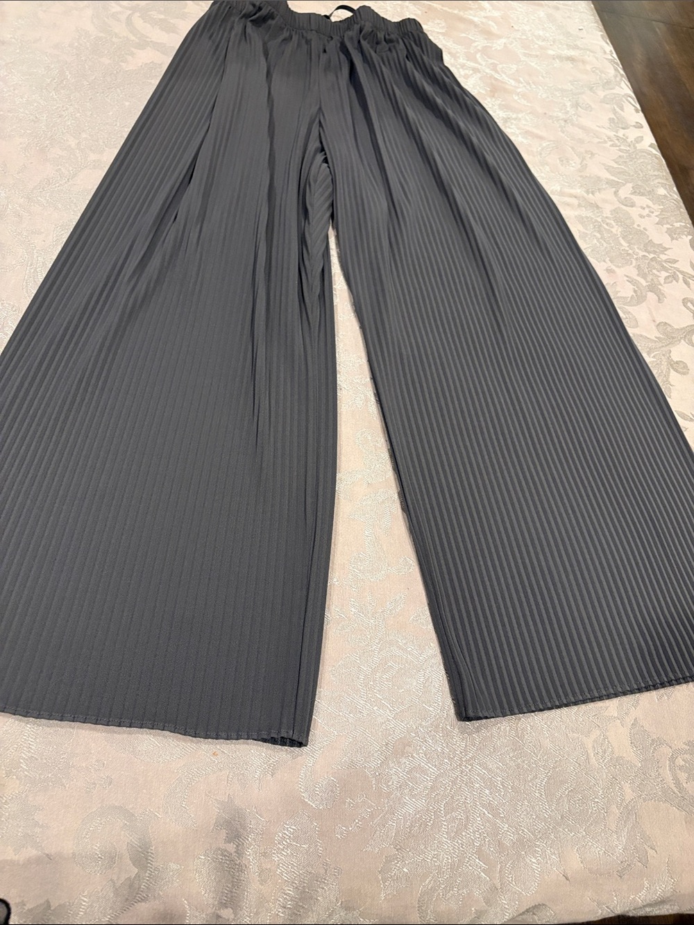 Uniqlo Women's Black Pleated Wide-Leg Pants